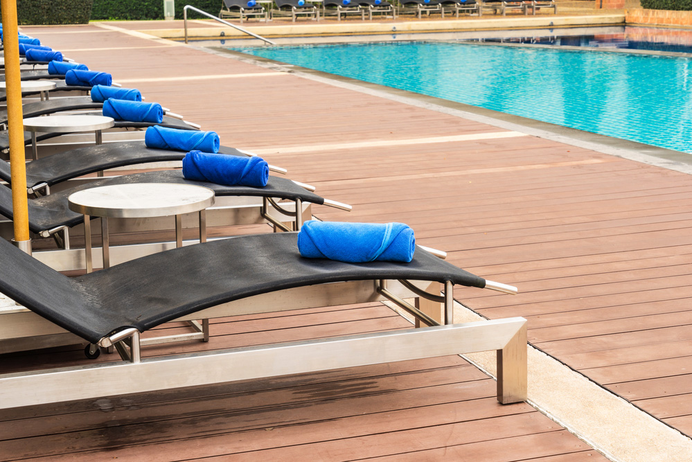 Pavimenti in legno per piscine scopri il nostro decking Pavimentazione per bordo piscina